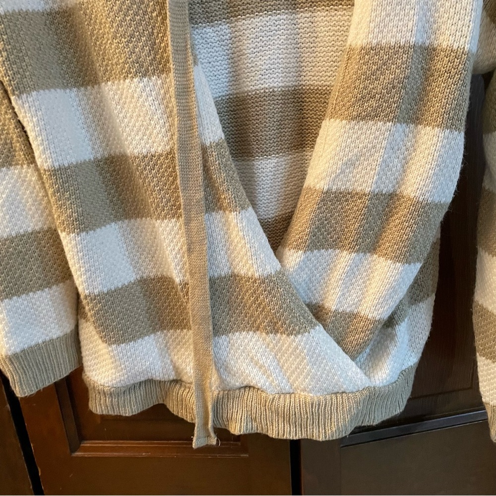 Daytrip Beige & Ivory Striped Cutout Back Sweater Size Medium - Picture 4 of 9